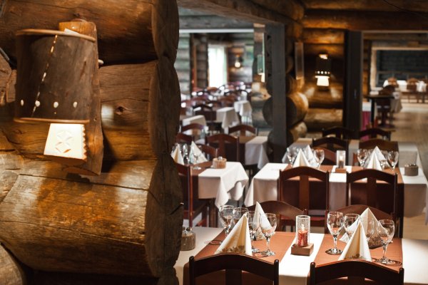 Atmosphère chaleureuse du restaurant de Luosto | © Lapland Hotels
