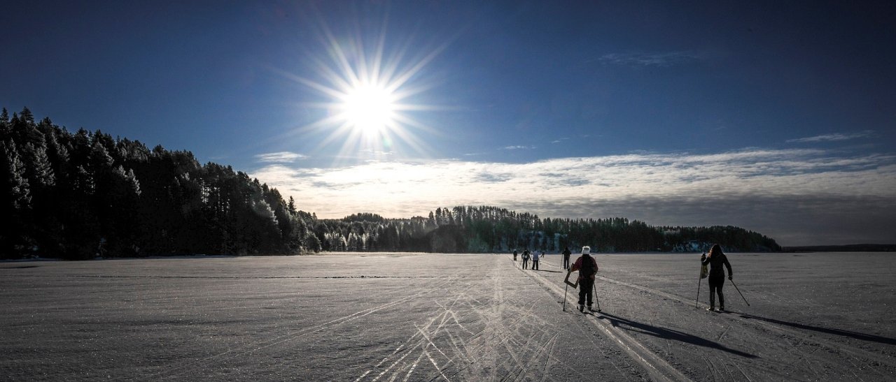 Glisser sur un lac gelé en Finlande